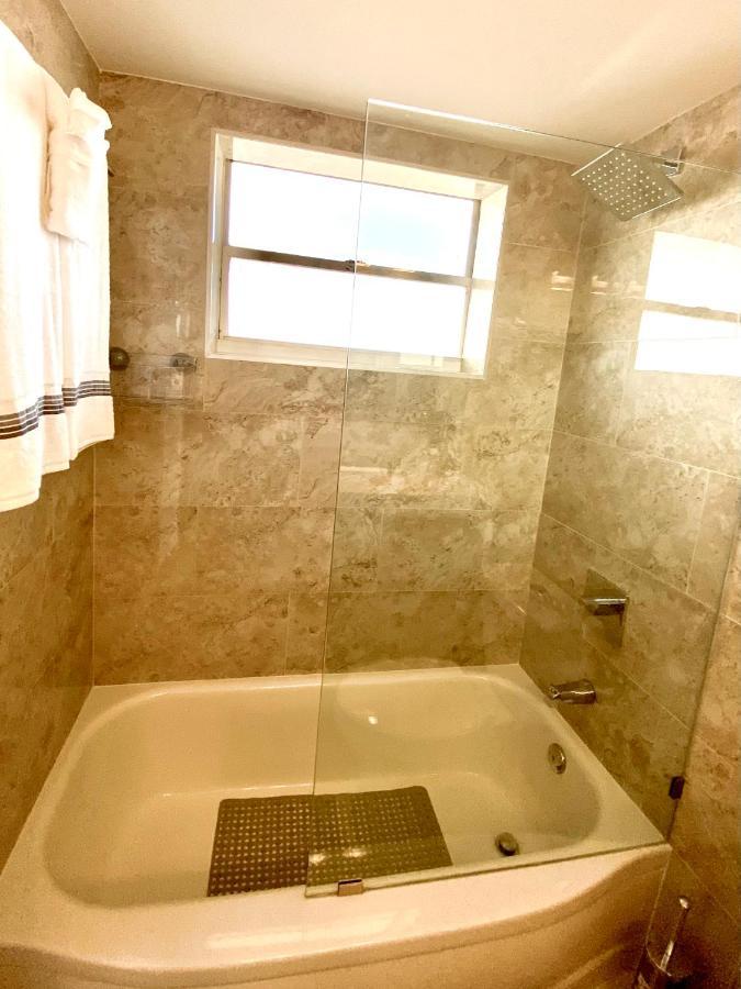 Modern Waterfront Apartment With Miami Skyline View, Free Parking 5 Mins Drive To Miami Beach Esterno foto